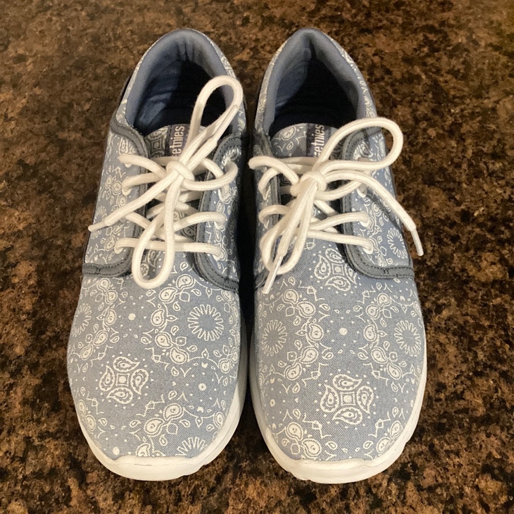 Ladies casual tennis shoe